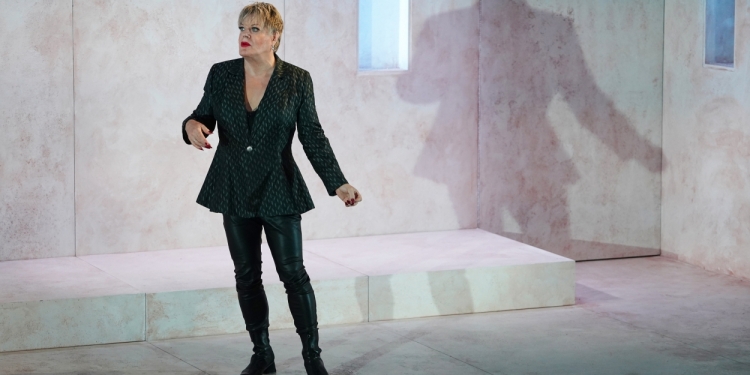 Photos: Get a First Look at Eddie Izzard's Solo HAMLET Photo